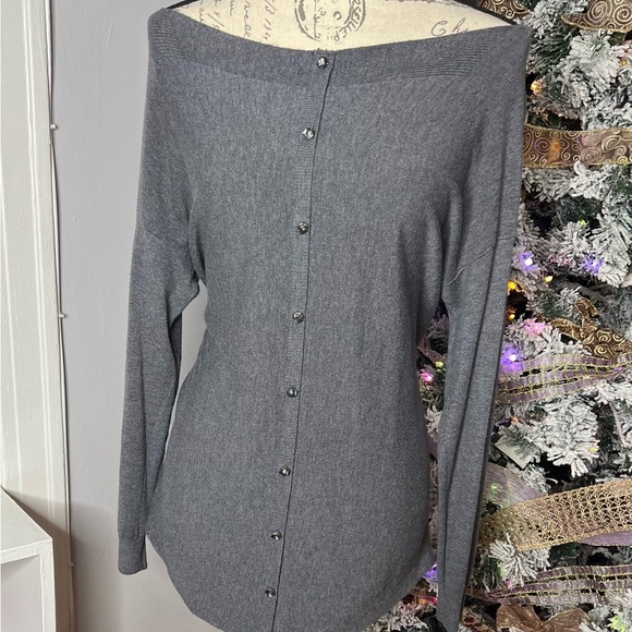 Cashmere sz L, grey, long sleeve, pullover sweater w/jeweled buttons accessory. - Picture 6 of 9
